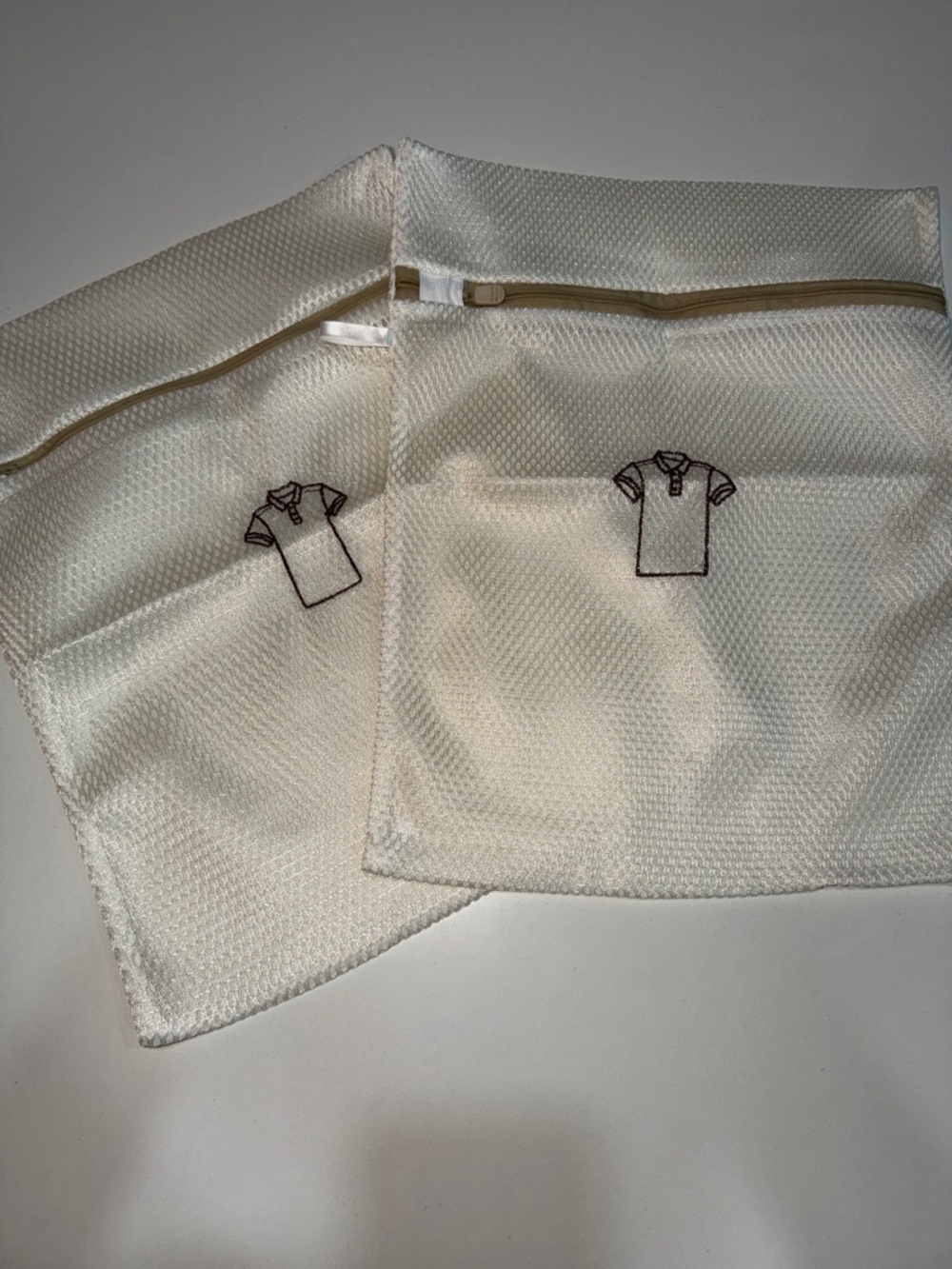 Set of 2 White Mesh Laundry Bags with Polo Shirt Icons